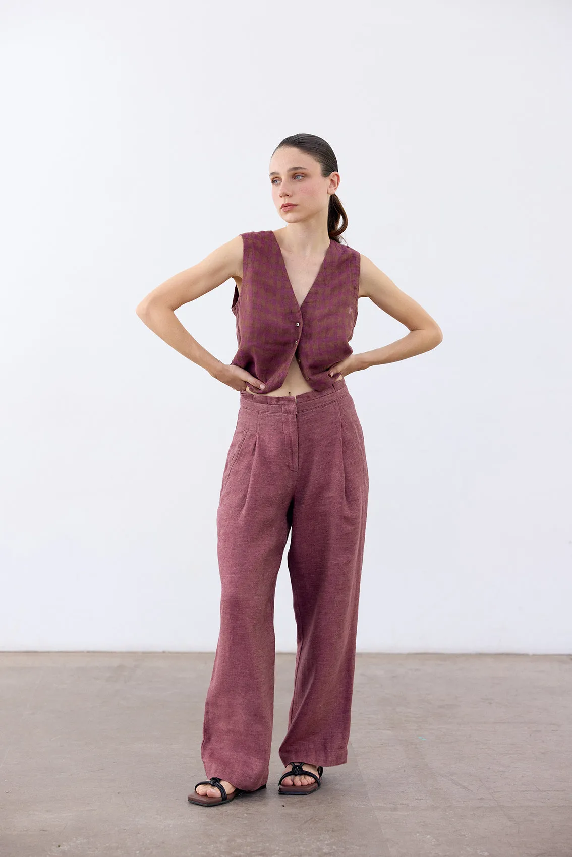 Pleated High-Waist Linen Trousers - Ciruela