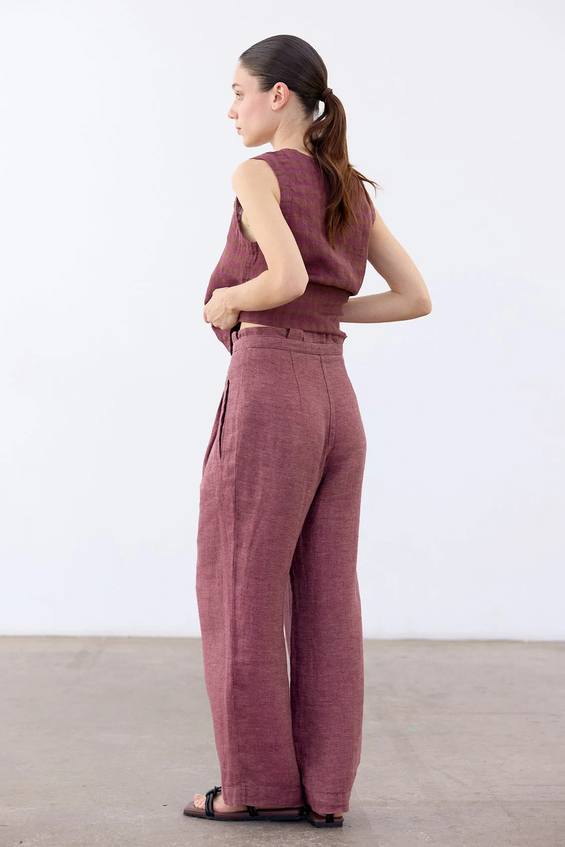 Pleated High-Waist Linen Trousers - Ciruela