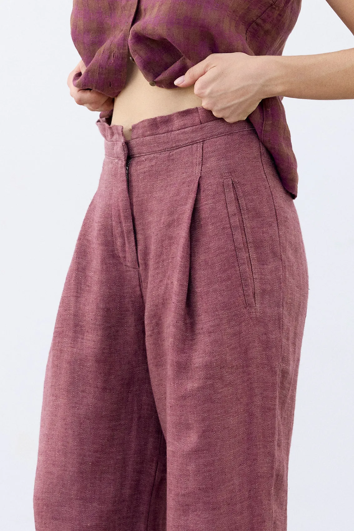 Pleated High-Waist Linen Trousers - Ciruela